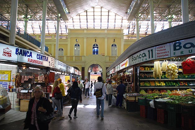 Interior del mercado. Foto © Silvia Lucero