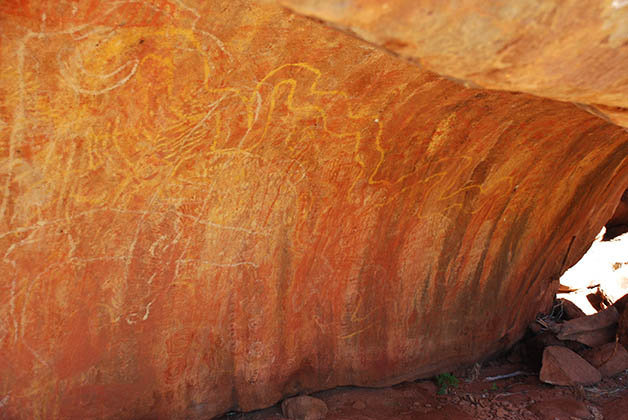Pinturas rupestres en Uluru. Foto © Patrick Mreyen