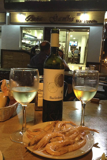 Cena en Doña Gamba, los mariscos estaban súper frescos, deliciosos y el vino Barredero con D.O. del condado de Huelva, era exquisito, si lo puedes conseguir, te lo recomiendo. Foto © Silvia Lucero