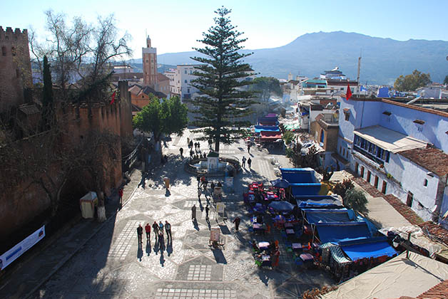 Vista panorámica de la Plaza Uta el-Hammam, desde ahí se puede ver a la izquierda la alcazaba y la mezquita. Foto © Patrick Mreyen