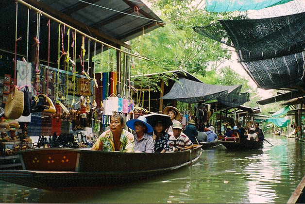 Entre mercados en los mercados flotantes de Tailandia. Foto © Silvia Lucero
