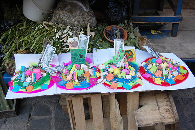 En este mercado encuentras amuletos para atraer dinero, amor, lo que desees. Foto © Silvia Lucero