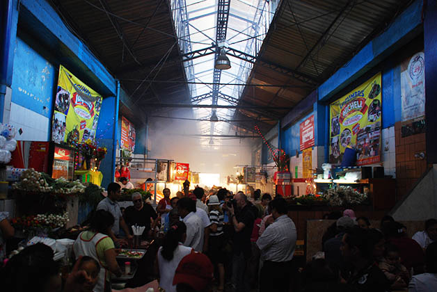 Pasillo del humo en el Mercado 20 de Noviembre en Oaxaca. Foto © Patrick Mreyen