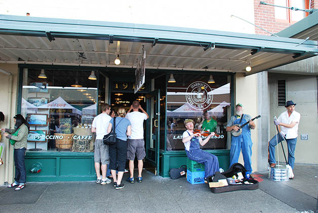 Afuera se encuentra el primer Starbucks. Foto © Patrick Mreyen