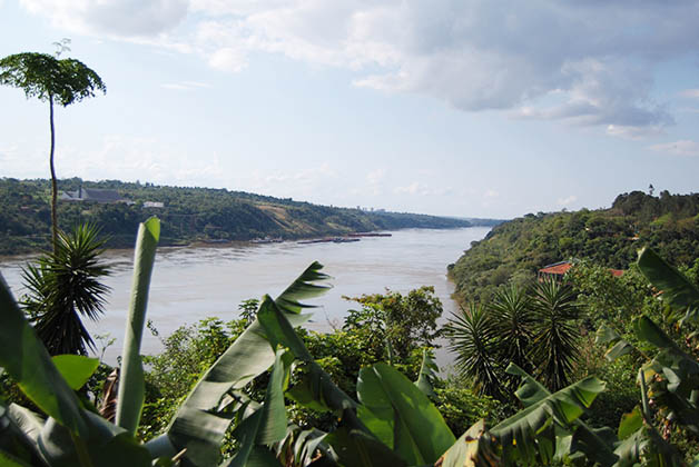 División de los ríos Iguazú y Paraná en las tres fronteras de Argentina, Brasil y Paraguay. Foto © Silvia Lucero