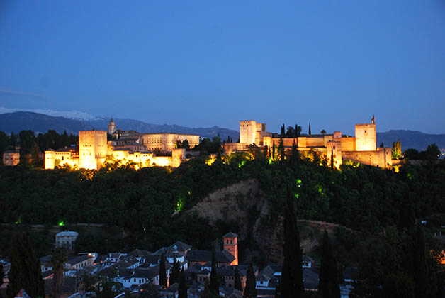 Vista nocturna de la Alhambra el 'castillo rojo' de Granada. Foto © Patrick Mreyen