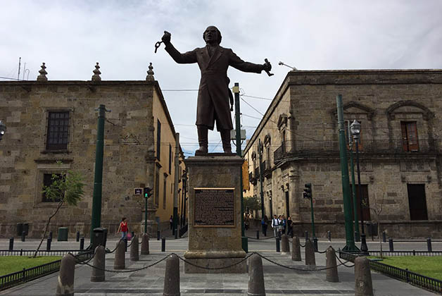 Estatua de Miguel Hidalgo en la Plaza de la Liberación. Foto © Patrick Mreyen
