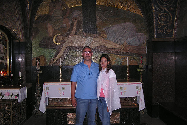 Viajeros Indira Villegas y Satur Casado en la Iglesia del Santo Sepulcro en Jerusalén. Foto © Satur Casado