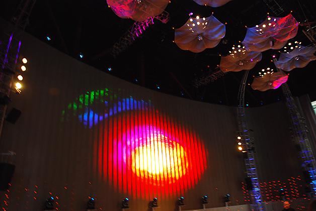 Una inmensa pantalla LED proyecta conciertos. Foto © Patrick Mreyen
