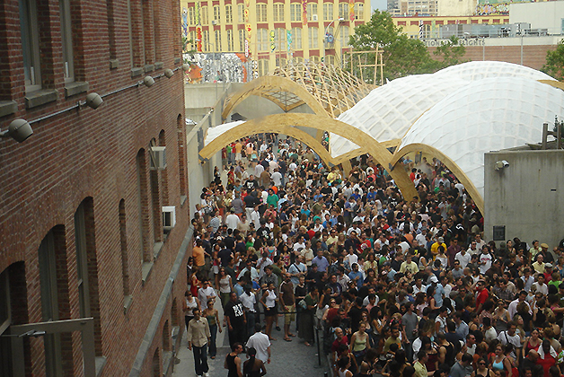 Cientos de personas se reúnen cada sábado en un ambiente lleno de música y arte. Foto © Patrick Mreyen