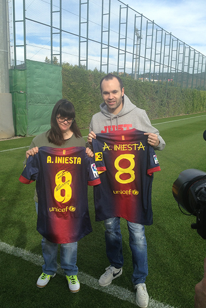 Anna Vives con el jugador del Barcelona Andrés Iniesta. Foto: cortesía de Fundación Itinerarium