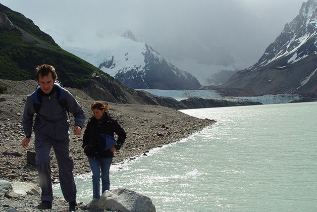 Haciendo trekking en El Chaltén para ver los glaciares. Foto © Patrick Mreyen