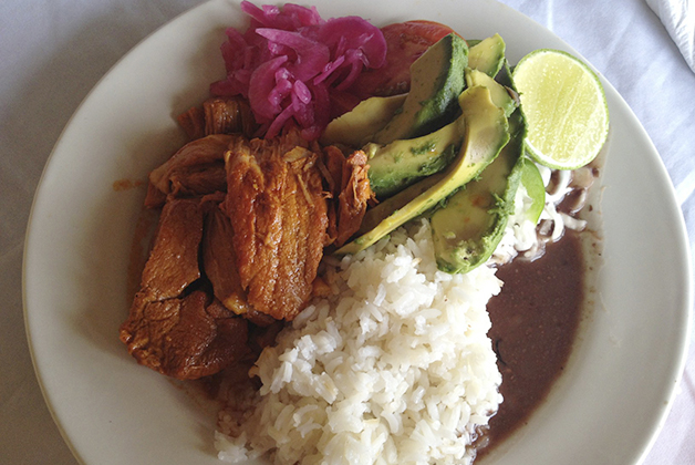 Cochinita Pibil del restaurante La Pirámide. Foto © Silvia Lucero