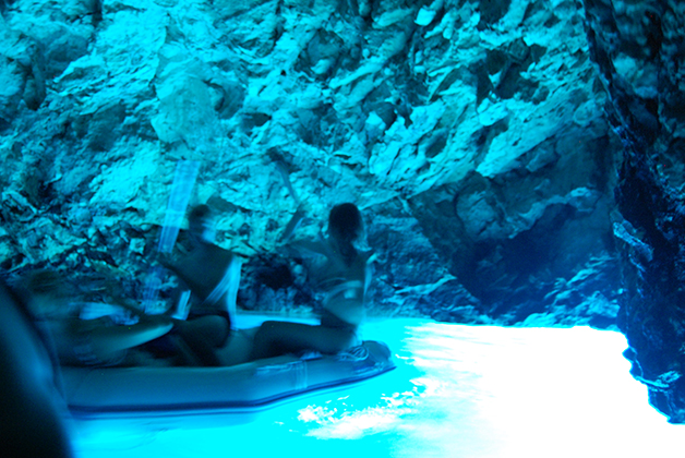 Una mezcla de tonos azules y plateados iluminan la gruta y el agua. Foto © Silvia Lucero