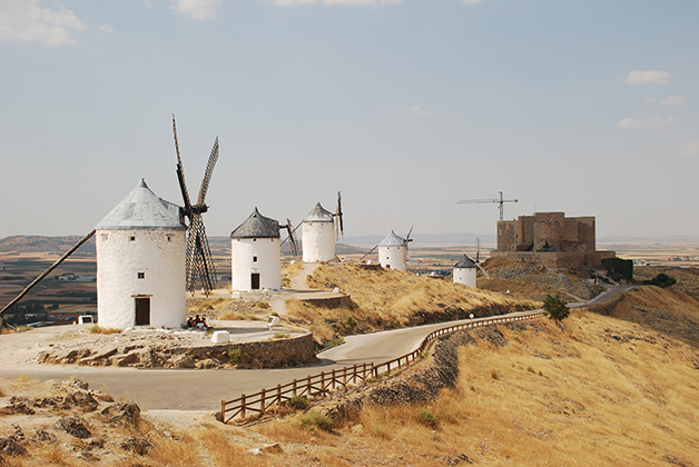 Molinos de viento en Consuegra, con el castillo al fondo. Foto © Patrick Mreyen