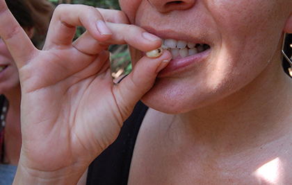 Comiendo gusano en el Amazonas. Foto © Patrick Mreyen