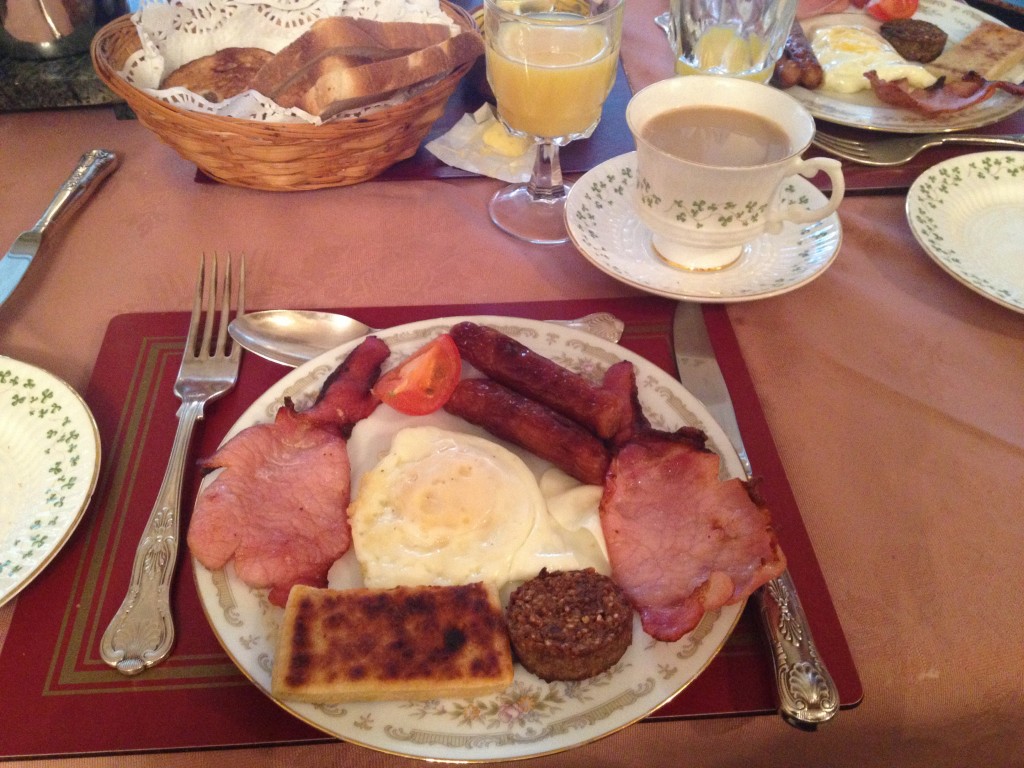 Desayuno irlandés preparado por Maureen. Foto © Silvia Lucero