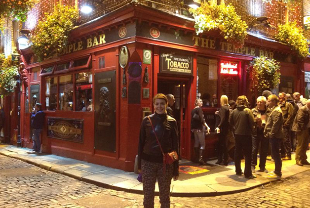 Feliz afuera del Temple Bar. Foto © Silvia Lucero