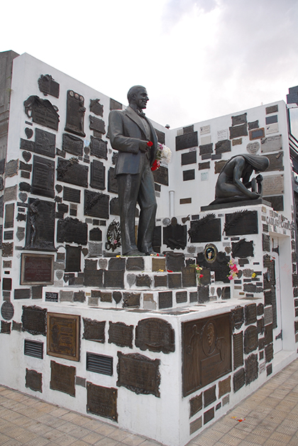 Tumba de Carlos Gardel en el Cementerio de la Chacarita. Foto © Patrick Mreyen