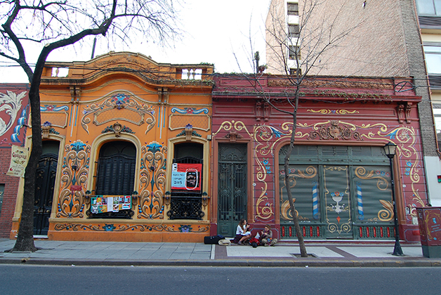 Casas con el arte fileteado en el barrio de Abasto, cerca de la Casa Museo Carlos Gardel. Foto © Patrick Mreyen