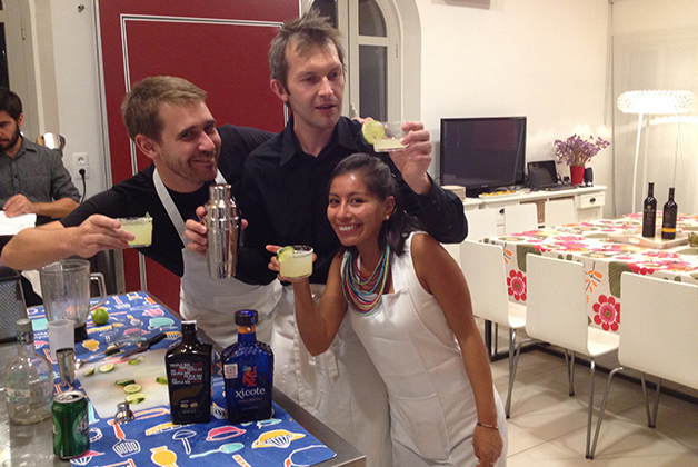 Los representantes de Bélgica y Bolivia, asegurando que las Margaritas estuvieran bien preparadas. Foto © Silvia Lucero