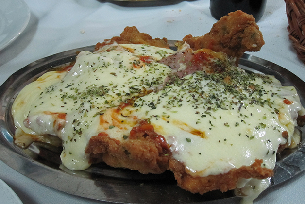 Milanesa napolitana en El Obrero. Foto © Patrick Mreyen