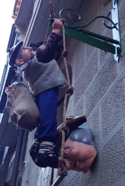 El Olantzero en una tienda de Pamplona. Foto © Silvia Lucero