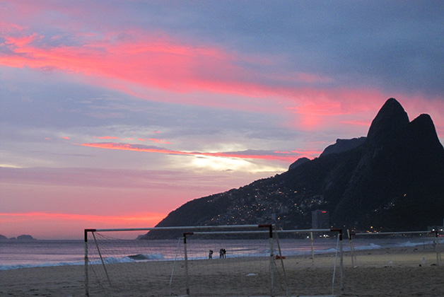 Atardecer en la playa de Ipanema. Foto © Silvia Lucero