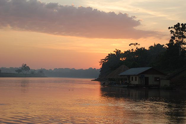 Amanecer en el Amazonas. Foto © Patrick Mreyen