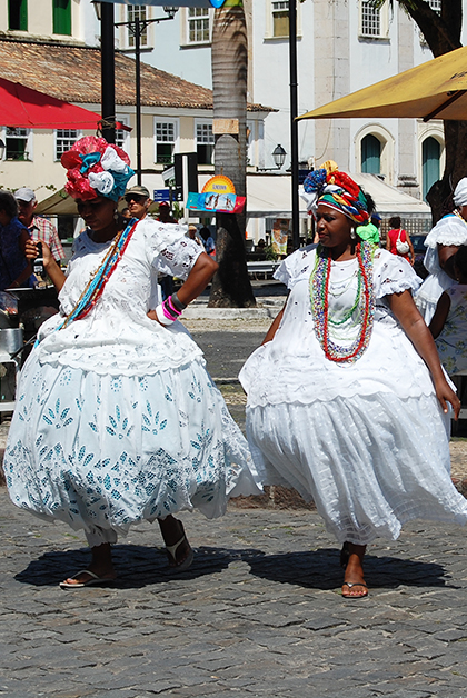 Mujeres con trajes típicos. Foto © Silvia Lucero