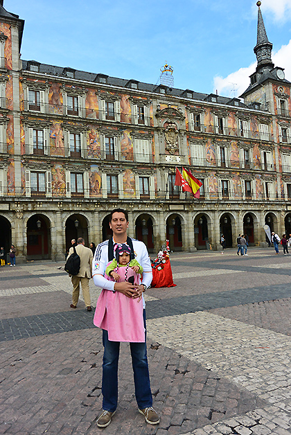 Emma Regina con su papá Fernando Villarreal en la Plaza Mayor de Madrid. Foto © Soraya Moctezuma