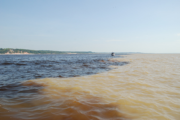 Cruce del río Negro y el Amazonas. Foto © Patrick Mreyen
