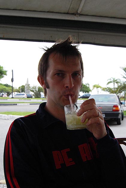 Patrick pecando con una caipirinha (tomó tantas que no recuerdo donde fue ésta). Foto © Silvia Lucero