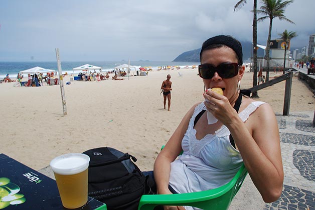 Comiendo una deliciosa coxinha de frango en la playa de Ipanema. Foto © Patrick Mreyen