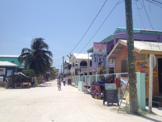 Las calles de Caye Caulker sin pavimentar, todos andan a pie o en bicicleta. Foto © Silvia Lucero