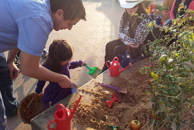 Mi sobrina Ivanna con su papá aprendiendo sobre cultivo. Foto © Vanessa Lucero