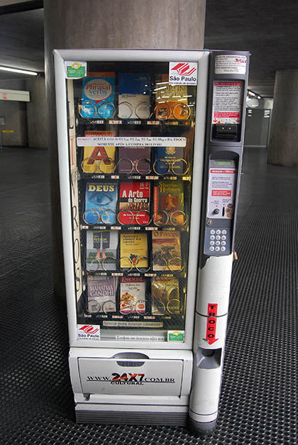 En Sao Paulo la cultura está al alcance de todos y a cualquier hora, qué tal esta máquina que vende libros. Foto © Silvia Lucero