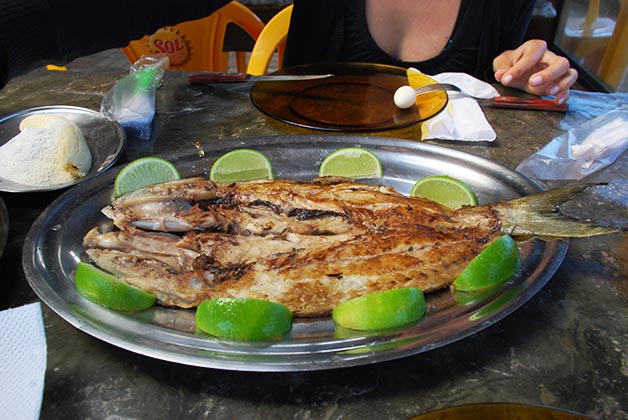 Delicioso y fresco pescado en un chiringuito de Floraniópolis. Foto © Patrick Mreyen
