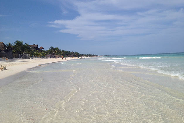 Playa en la zona hotelera de Tulum. Foto © Silvia Lucero