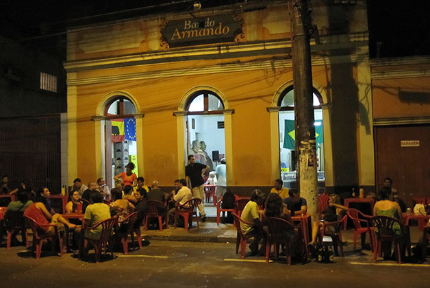 Como hacía un calor y una humedad agobiantes, terminamos tomando unas cervezas bien heladas en este bar. Foto © Patrick Mreyen