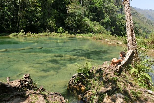 Carla disfrutando en Semuc Champey. Foto © Tomada del blog Somos un Mundo