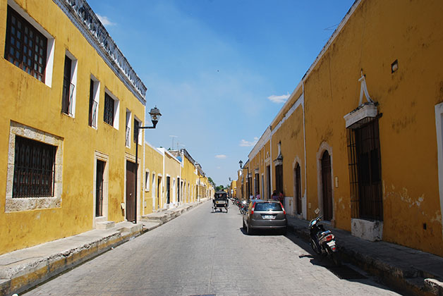 Sus casas están pintadas de amarillos y blanco, los colores vaticanos. Foto © Patrick Mreyen