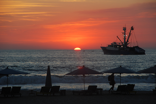 Atardecer en Puerto Escondido, Oaxaca. Foto © Patrick Mreyen