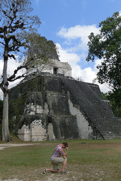 Román agarrando fuerza e inspiración en Tikal. Foto tomada del blog Somos un Mundo