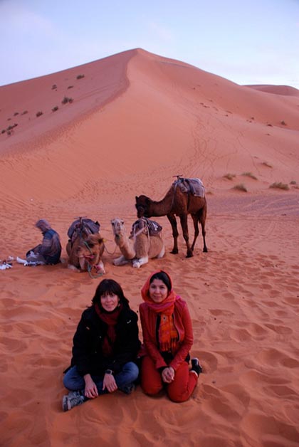 Patrick y yo recorrimos por carretera Marruecos con nuestra amiga Priscilla, muy divertida. Aquí estamos en el desierto de Mezourga. Foto © Patrick Mreyen 