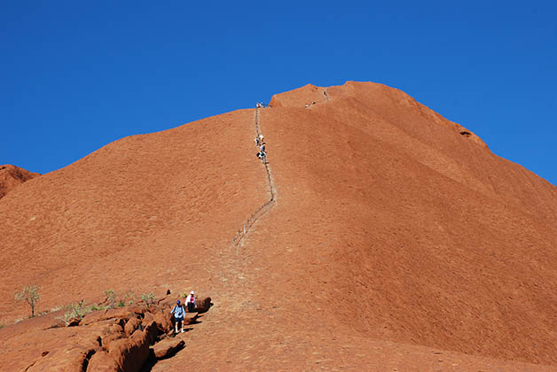 Algunos optan por subir a la cima, como hace demasiado calor, nosotros optamos por caminar alrededor de ella. Foto © Patrick Mreyen