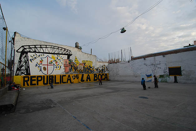 Niños jugando al fútbol, algo típico en Buenos Aires. Foto © Patrick Mreyen