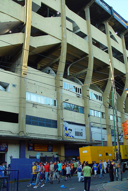 Este barrio es la cuna del fútbol, este es el estadio de La Bombonera del Boca Juniors. Foto © Patrick Mreyen