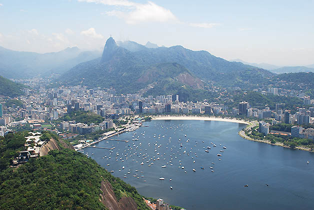 A lo lejos, desde el Pão de Açúcar. Foto © Patrick Mreyen