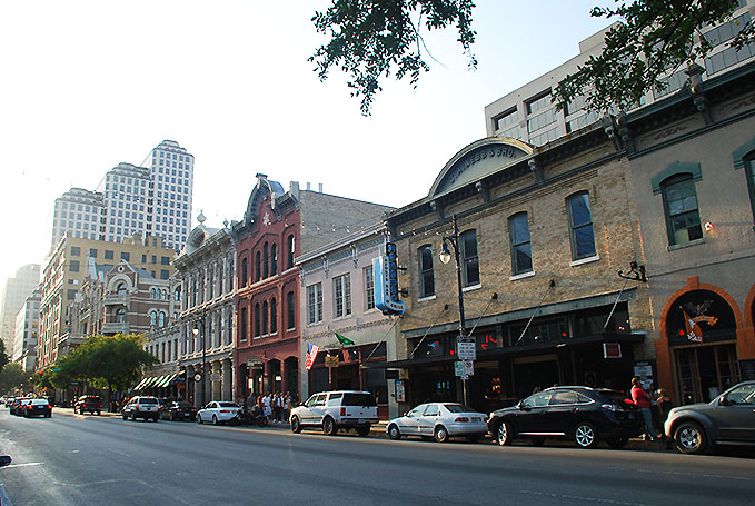 La famosa Calle 6 de Austin, muy popular por su vida nocturna. Foto © Patrick Mreyen